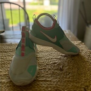 Nike Flex Runner Aqua‎ Youth size 4.5 GUC